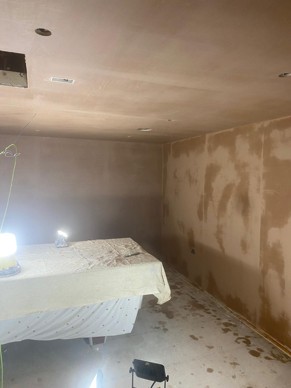 Freshly plastered room with smooth walls and ceiling